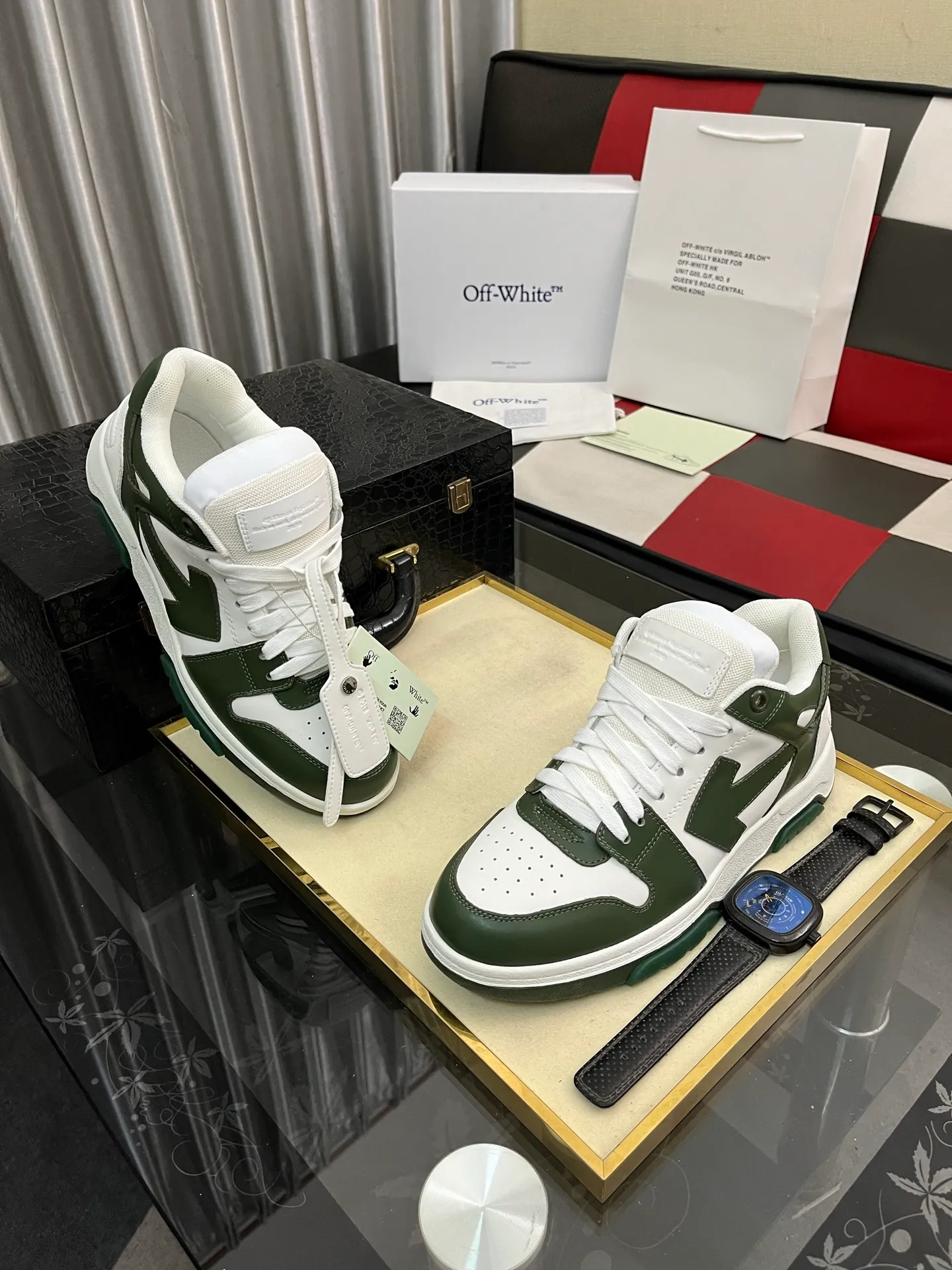 Men's shoes 💰600⌚️⌚️ OFF-White C/O VirGil Abloh fashionable and versatile casual shoes. Exclusive first release of the new model. Made of environmentally friendly cowhide leather and mesh fabric upper material. The insole is embedded with foam cushioning EVA material. The correct midsole is equipped with EVA lightweight cushioning. External tooth nail rubber outsole. The correct accessories can be customized simultaneously. Women's model: 35-40 Men's model: 39-45